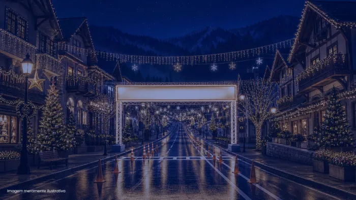 Rua de cidade serrana decorada com luzes de natal e arco de corrida iluminado, imagem meramente ilustrativa