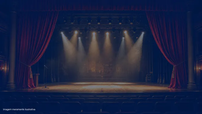 Palco de teatro vazio com cortina vermelha aberta e refletores acesos, imagem meramente ilustrativa