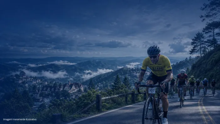 Ciclistas subindo estrada sinuosa na Serra da Mantiqueira, imagem meramente ilustrativa