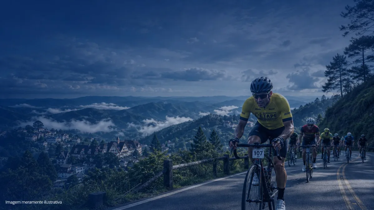 Ciclistas subindo estrada sinuosa na Serra da Mantiqueira, imagem meramente ilustrativa