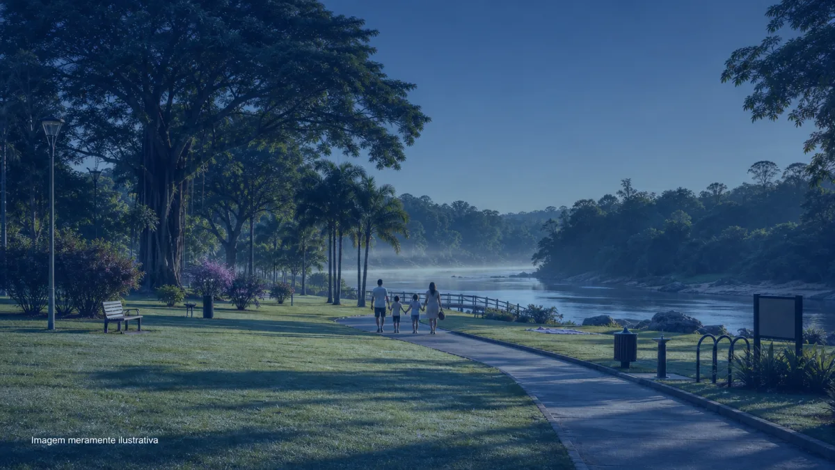 Parque ecológico com gramado, árvores altas e um rio ao fundo, imagem meramente ilustrativa