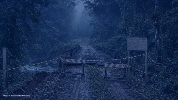 Ponte de madeira em estrada rural interditada com cavaletes e sinalizacao, imagem meramente ilustrativa