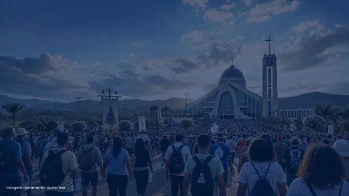 Multidao de peregrinos caminhando em direcao a um santuario sob ceu aberto, imagem meramente ilustrativa