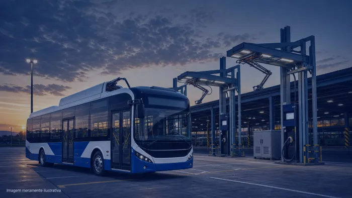 Onibus urbano eletrico em patio com estacoes de recarga ao fundo, imagem meramente ilustrativa