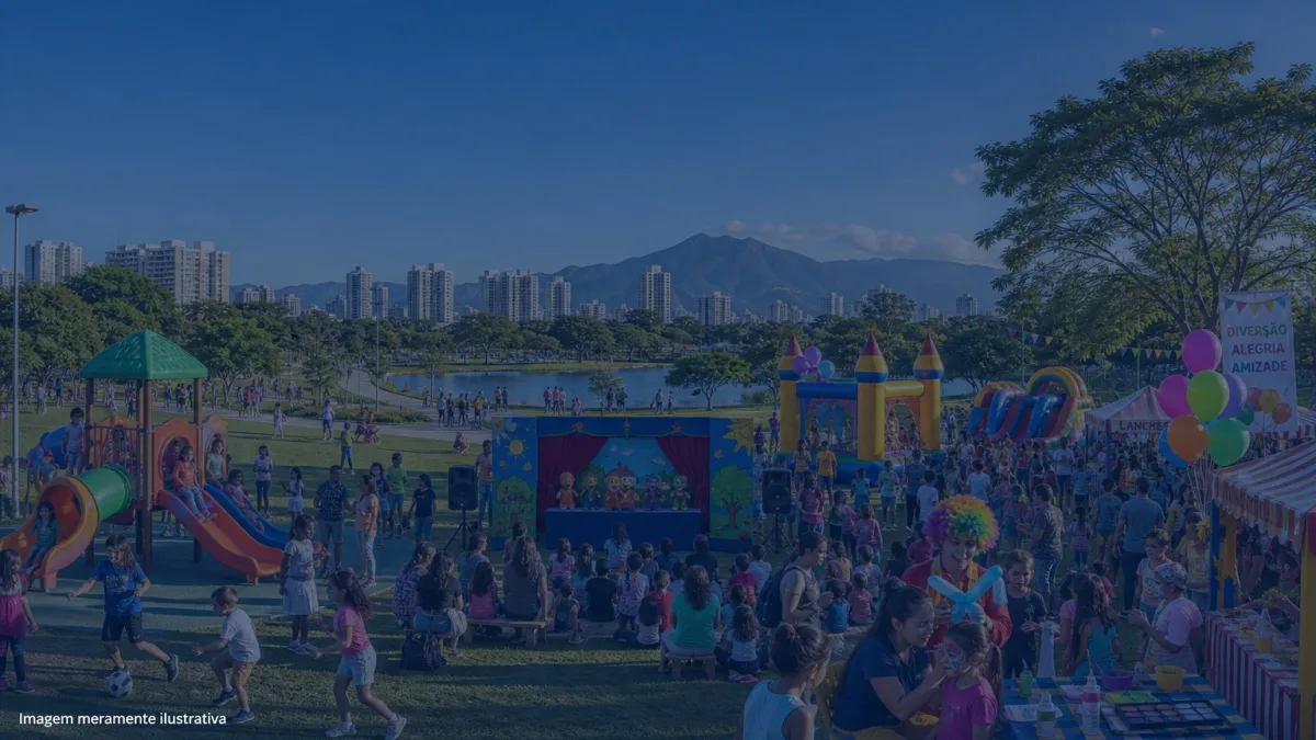 Parque urbano com brinquedos infláveis e famílias em dia de festa, imagem meramente ilustrativa