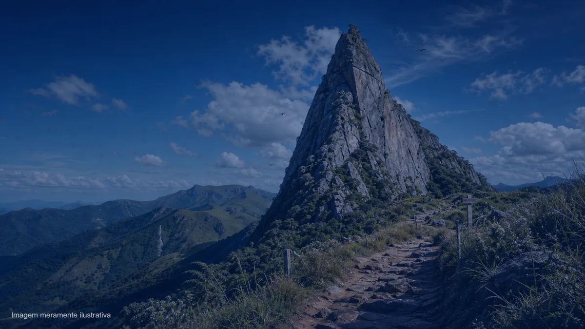 Formação rochosa alta e pontiaguda em meio às montanhas da Serra da Mantiqueira, imagem meramente ilustrativa