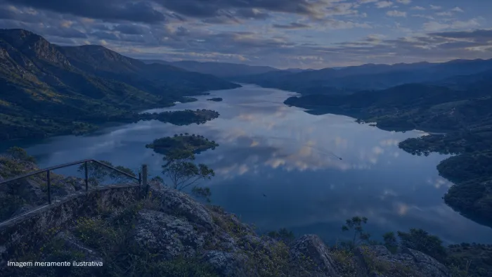 Represa cercada de montanhas verdes vista de um mirante alto, imagem meramente ilustrativa