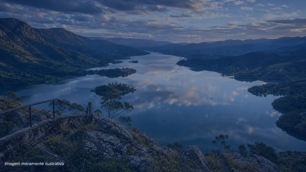 Represa cercada de montanhas verdes vista de um mirante alto, imagem meramente ilustrativa