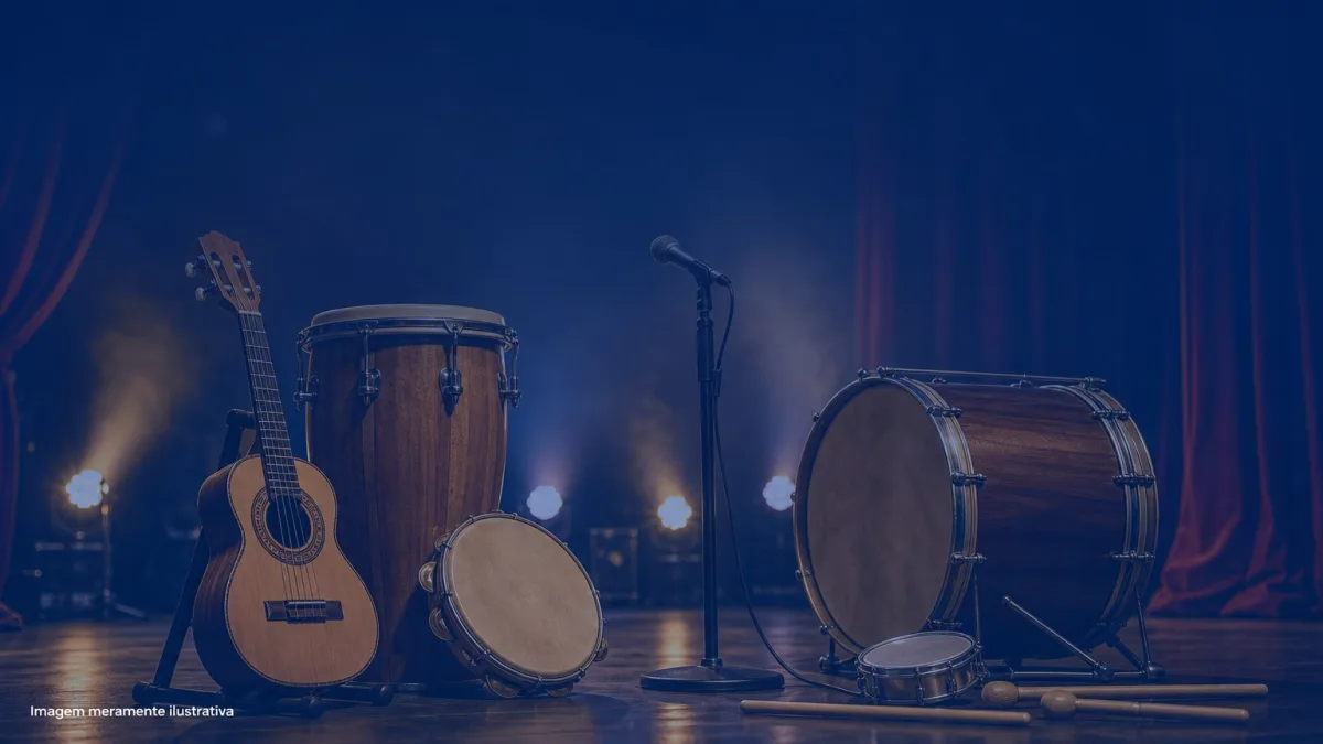 Instrumentos de samba como cavaquinho, pandeiro e surdo sobre palco iluminado, imagem meramente ilustrativa