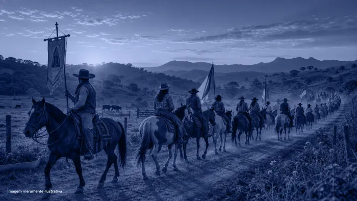 Cavalgada com dezenas de cavaleiros em estrada rural ao amanhecer, imagem meramente ilustrativa