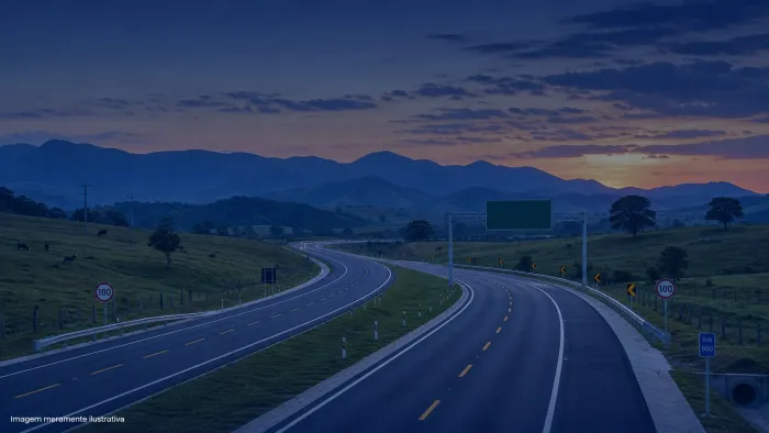 Rodovia de pista dupla recem-pavimentada cortando area de pastagem, imagem meramente ilustrativa