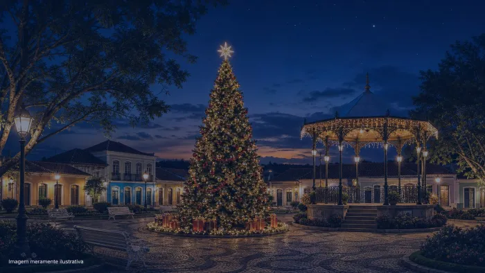 Praca central com arvore de natal iluminada e coreto ao anoitecer, imagem meramente ilustrativa