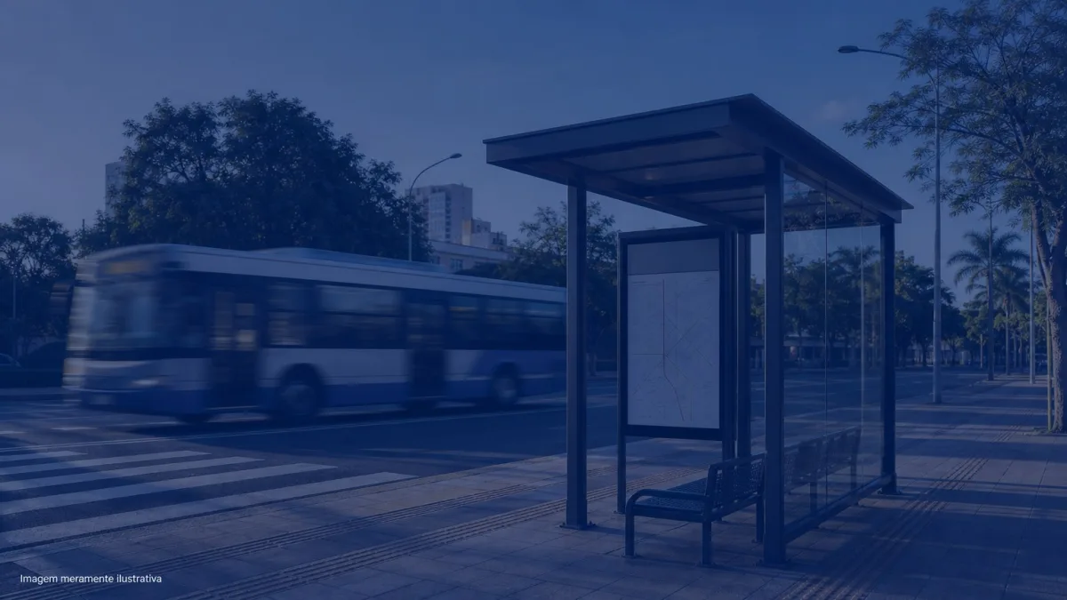 Ponto de onibus urbano vazio com abrigo e banco e um onibus ao fundo, imagem meramente ilustrativa