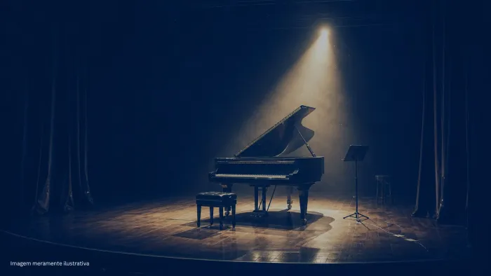 Piano de cauda em palco de teatro iluminado por um unico refletor, imagem meramente ilustrativa