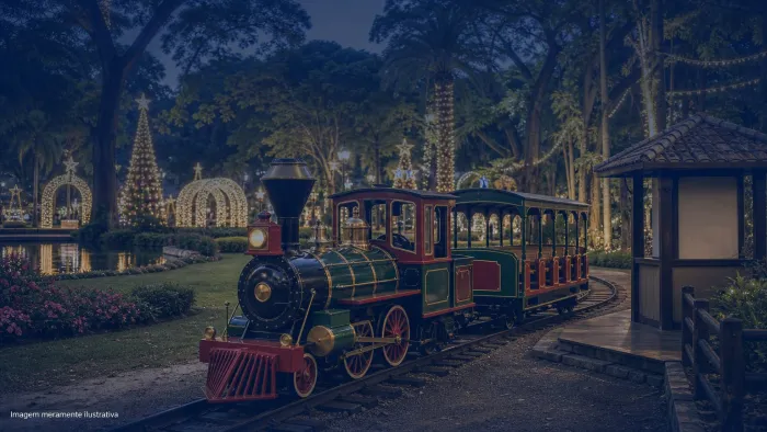 Trem turistico em parque arborizado com decoracao de natal ao fundo, imagem meramente ilustrativa