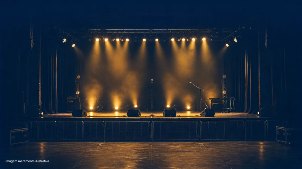Palco de show com microfone no pedestal e luzes quentes, imagem meramente ilustrativa