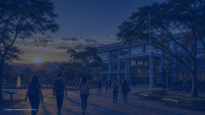 Campus universitario com estudantes caminhando de costas pelo patio arborizado, imagem meramente ilustrativa