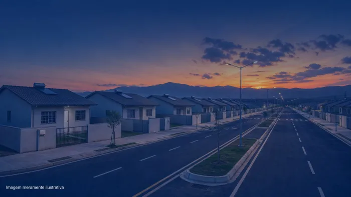 Conjunto de casas populares recem-construidas em rua sem movimento ao entardecer, imagem meramente ilustrativa