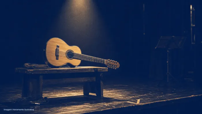 Viola caipira de dez cordas apoiada em um banco de madeira sobre o palco, imagem meramente ilustrativa