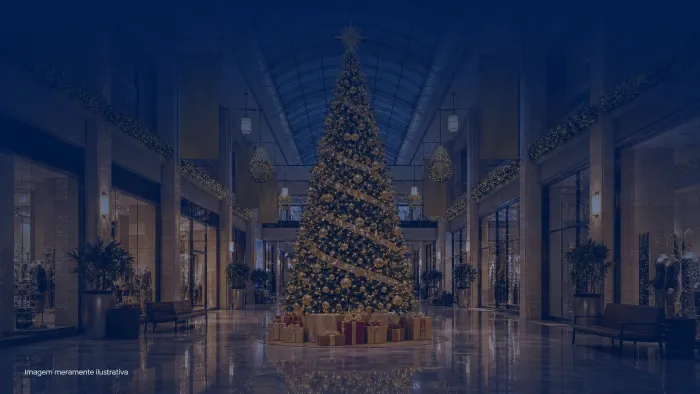 Arvore de natal decorada em corredor de shopping com luzes douradas, imagem meramente ilustrativa