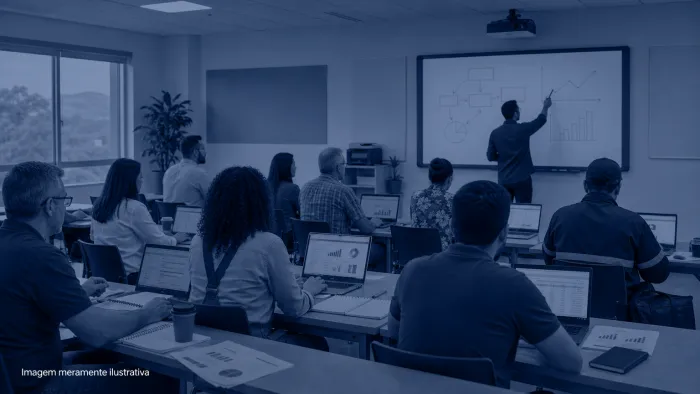 Grupo de pequenos empreendedores em uma sala de aula com notebooks abertos, imagem meramente ilustrativa