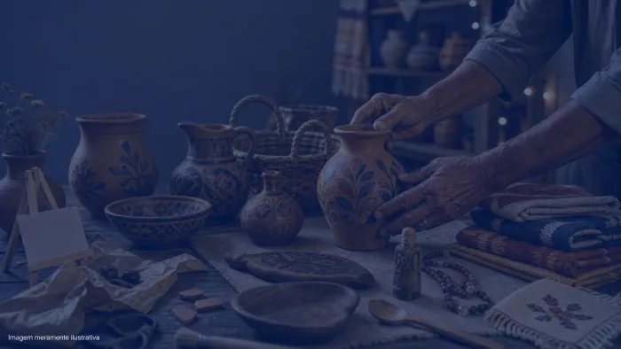 Mesa de exposição com peças de artesanato em cerâmica, tecido e madeira, imagem meramente ilustrativa