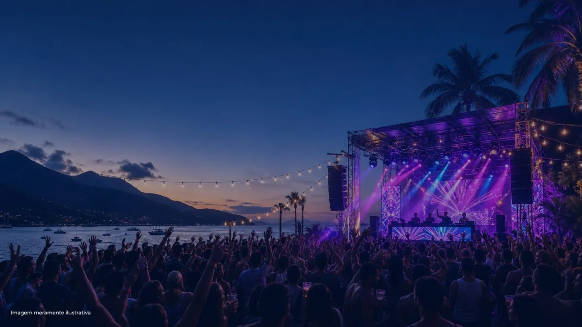 Festa eletrônica à beira-mar ao entardecer com palco iluminado e público em silhueta, imagem meramente ilustrativa