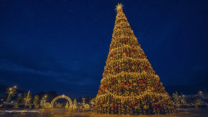 Arvore de natal iluminada de grande porte vista de baixo em area externa a noite, imagem meramente ilustrativa
