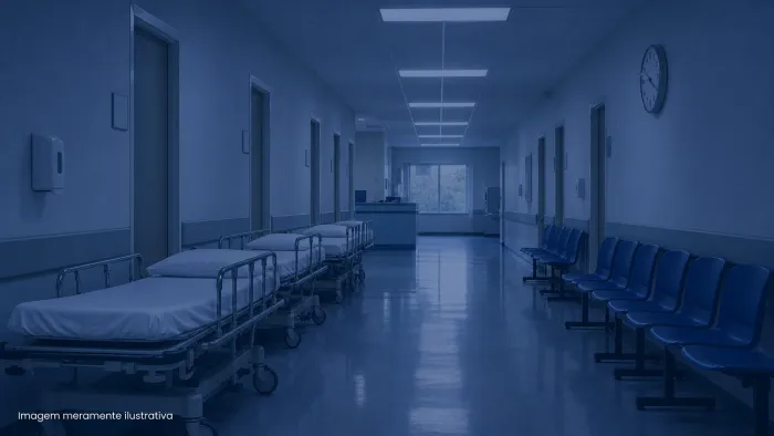 Corredor vazio de unidade de pronto atendimento com macas e cadeiras de espera, imagem meramente ilustrativa