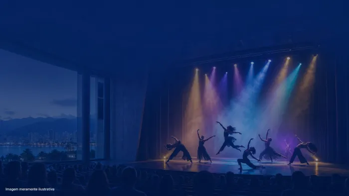 Bailarinos em silhueta no palco sob feixes de luz coloridos, imagem meramente ilustrativa