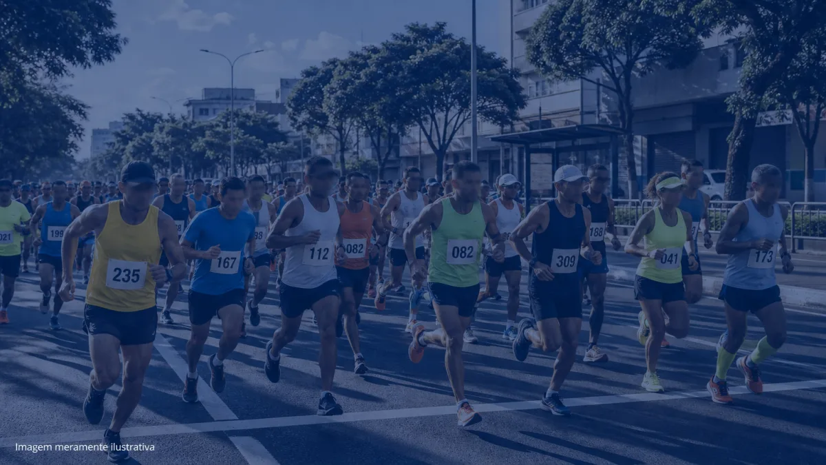 Pelotão de corredores de rua largando em uma avenida pela manhã, imagem meramente ilustrativa