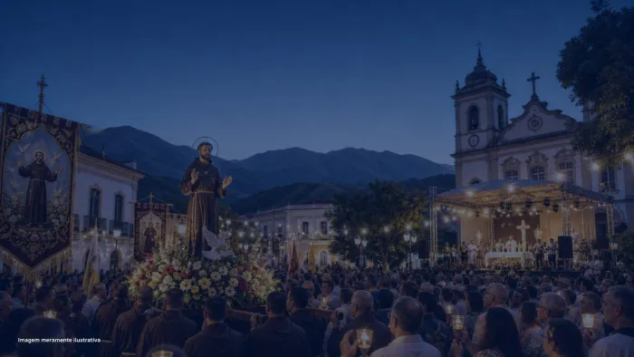 Procissão religiosa no centro histórico com multidão de fiéis, imagem meramente ilustrativa