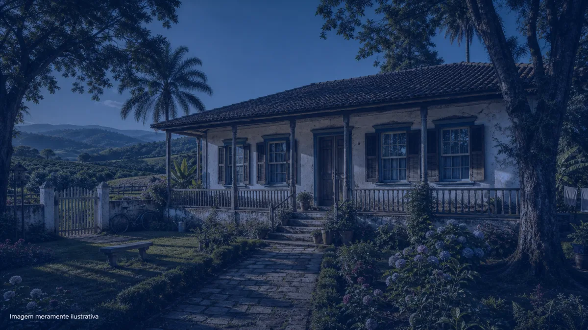 Casa colonial antiga de fazenda com varanda e janelas de madeira, imagem meramente ilustrativa