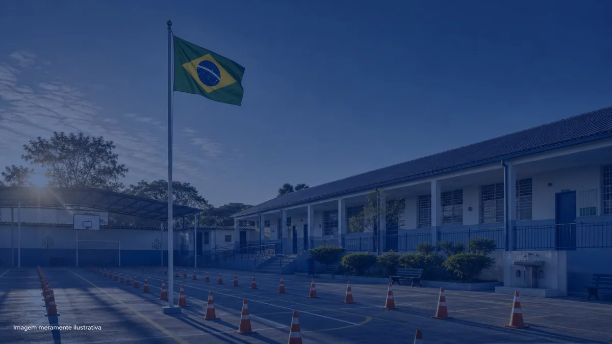 Patio de escola com bandeira do Brasil hasteada e fileiras de cones, imagem meramente ilustrativa